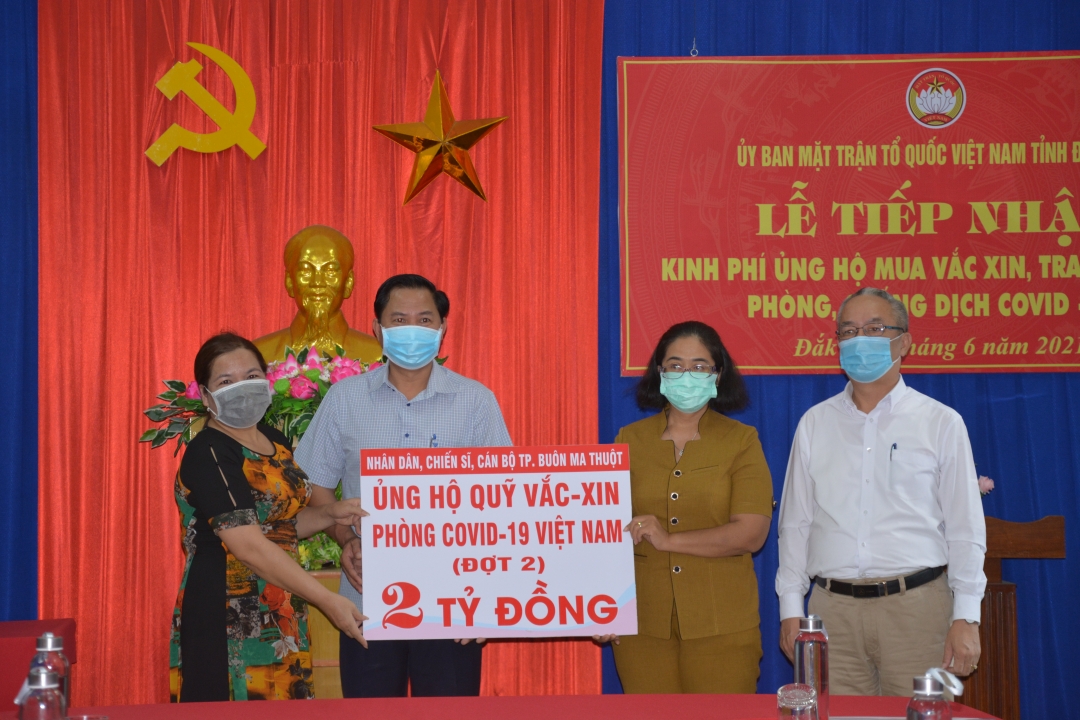 Ủy ban MTTQ Việt Nam TP. Buôn Ma Thuột hỗ trợ 2 tỷ đồng phòng chống COVID-19