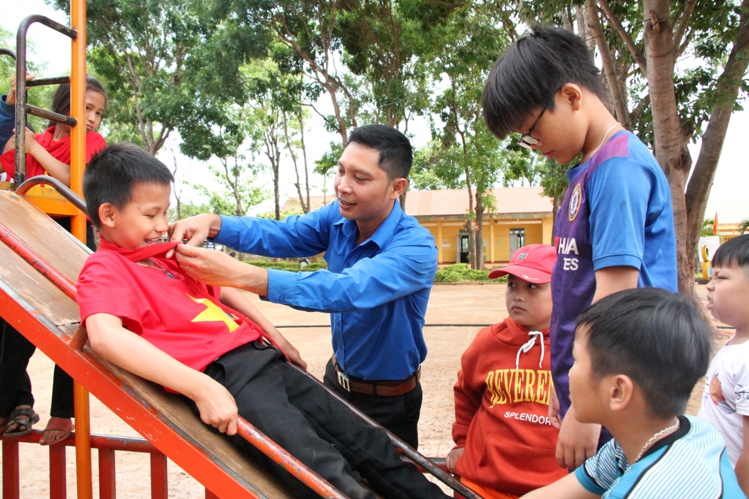 Anh Bùi Ngọc Hoàng, Bí thư Huyện Đoàn Ea H'leo khảo sát hoạt động của Công trình măng non Khu vui chơi Trường Tiểu học Ea Hiao (xã Ea Hiao).  