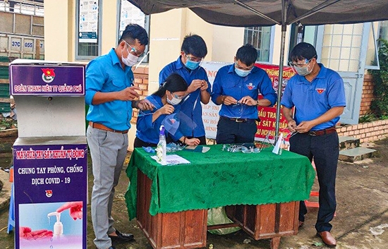 Đội hình thanh niên tình nguyện thị trấn Quảng Phú làm kính chống giọt bắn tạwng tuyến đầu chống dịch