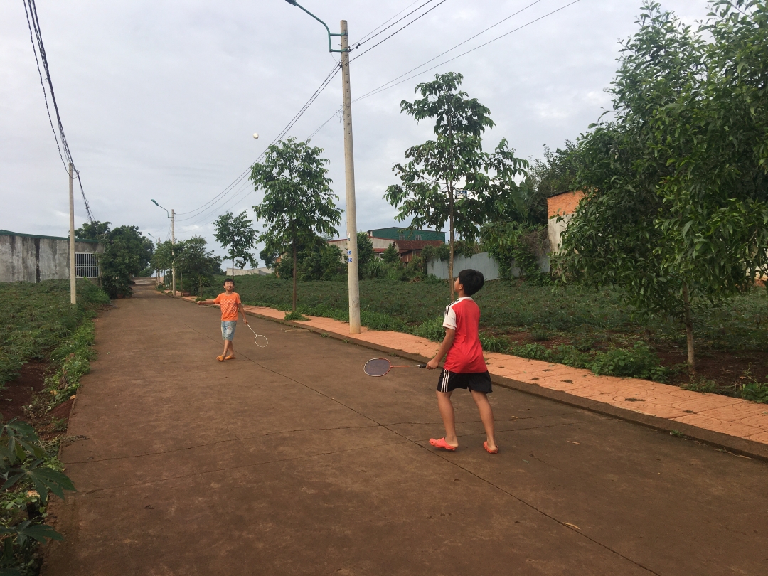 Anh Ngô Văn Hải khuyến khích các con tập đánh cầu lông.