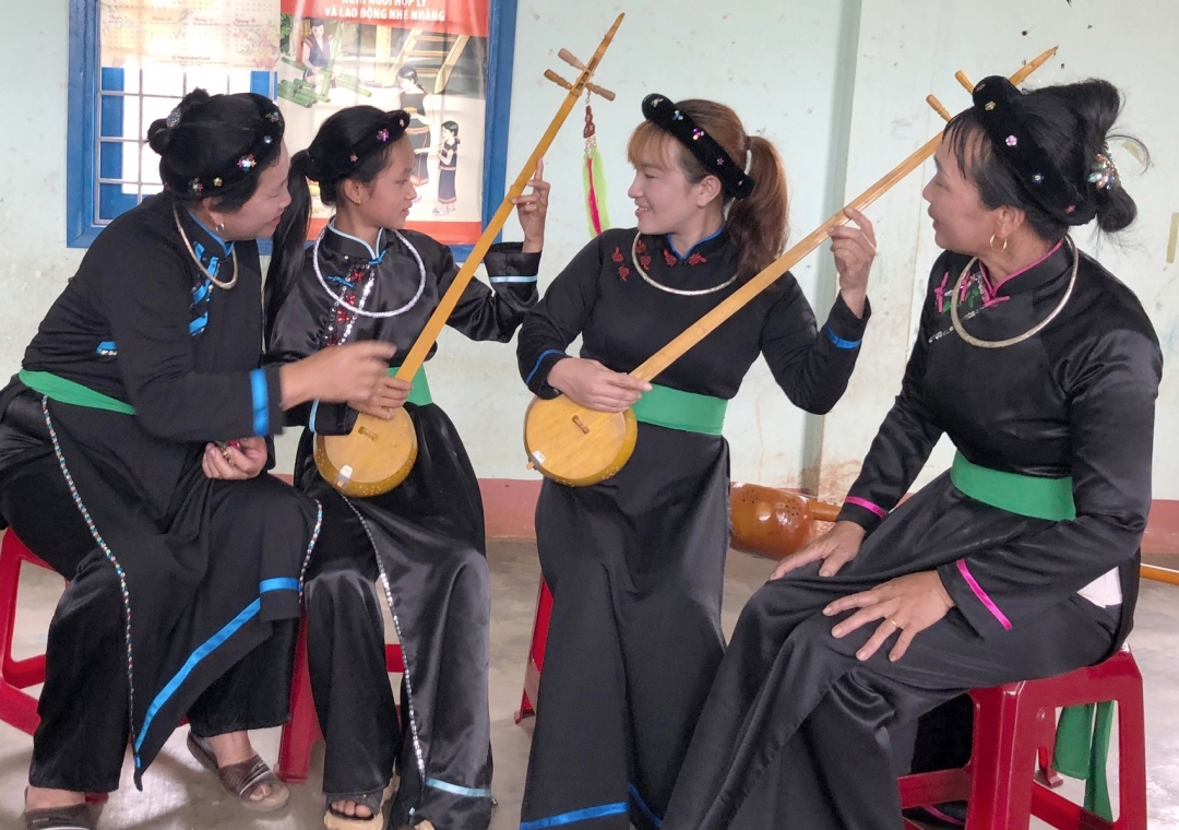 Các nghệ nhân ở thôn 4B (xã Cư Mốt, huyện Ea H’leo) luyện tập đàn tính, hát then cho các bạn trẻ.