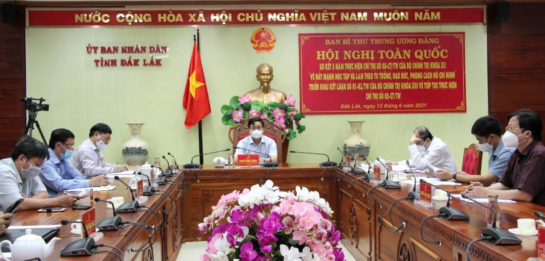 Ủy viên Trung ương Đảng, Bí thư Tỉnh ủy Nguyễn Đình Trung cùng các đồng chí Ban Thường vụ Tỉnh ủy tham dự hội nghị trực tuyến toàn quốc tổng kết Chỉ thị 05 tại điểm cầu Đắk Đắk Lắk. Ảnh: N. Xuân