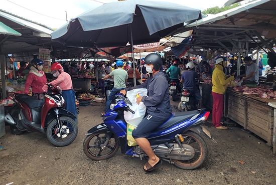 Nhiề người dân tập trung mua sắm tại chợ Tân An (TP. Buôn Ma Thuột)