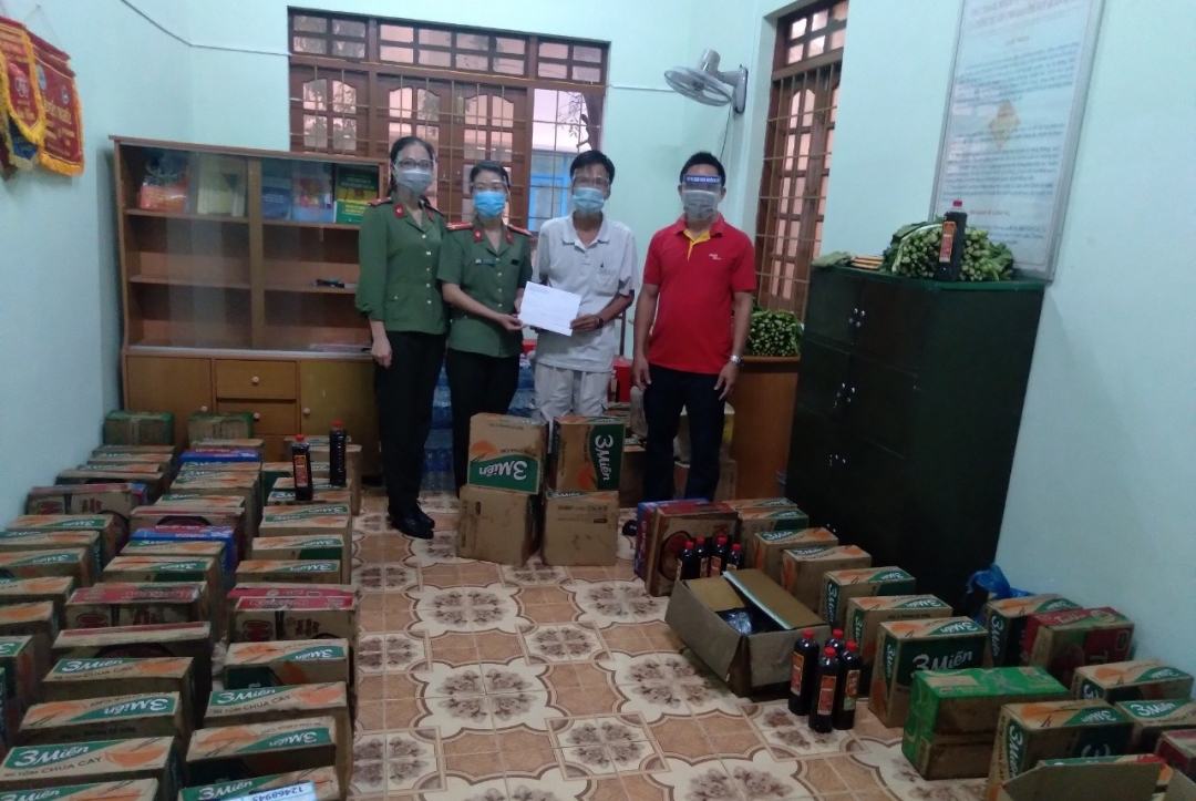 Lãnh đạo xã Ea Bung tiếp nhận ủng hộ từ các cơ quan, đơn vị. Ảnh: H.Hạnh