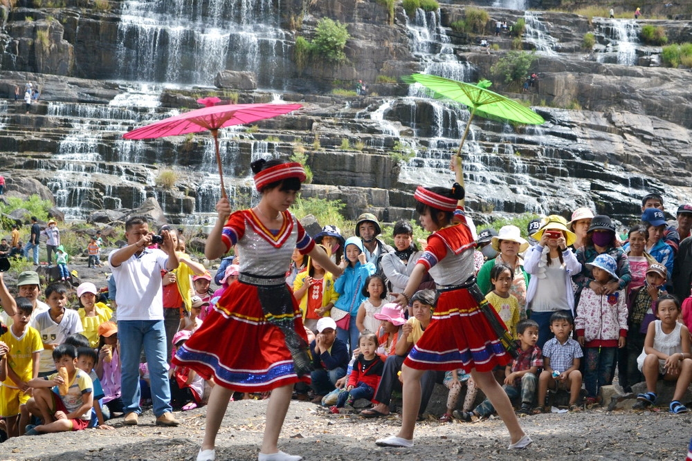 Những thiếu nữ Mông trong ngày hội thác Pongour giữa đại ngàn Tây Nguyên. 