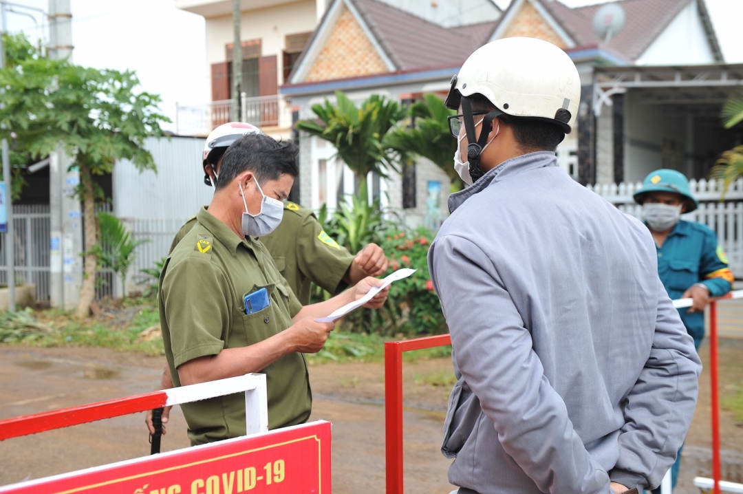 Lực lượng chức năng kiểm tra giấy tờ của người dân khi vào vùng dịch Buôn Ea Bhốk, 