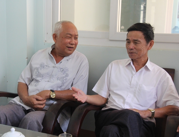 CCB Trịnh  Xuân Chuyên (bên trái)  trò chuyện,  ôn lại kỷ niệm với các CCB phường  Ea Tam. 