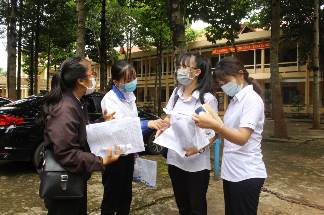 Thí sinh dự thi tại điểm thi Trường THPT Lê Hữu Trác (huyện Cư Mgar) trao đổi bài làm. (Ảnh minh họa)