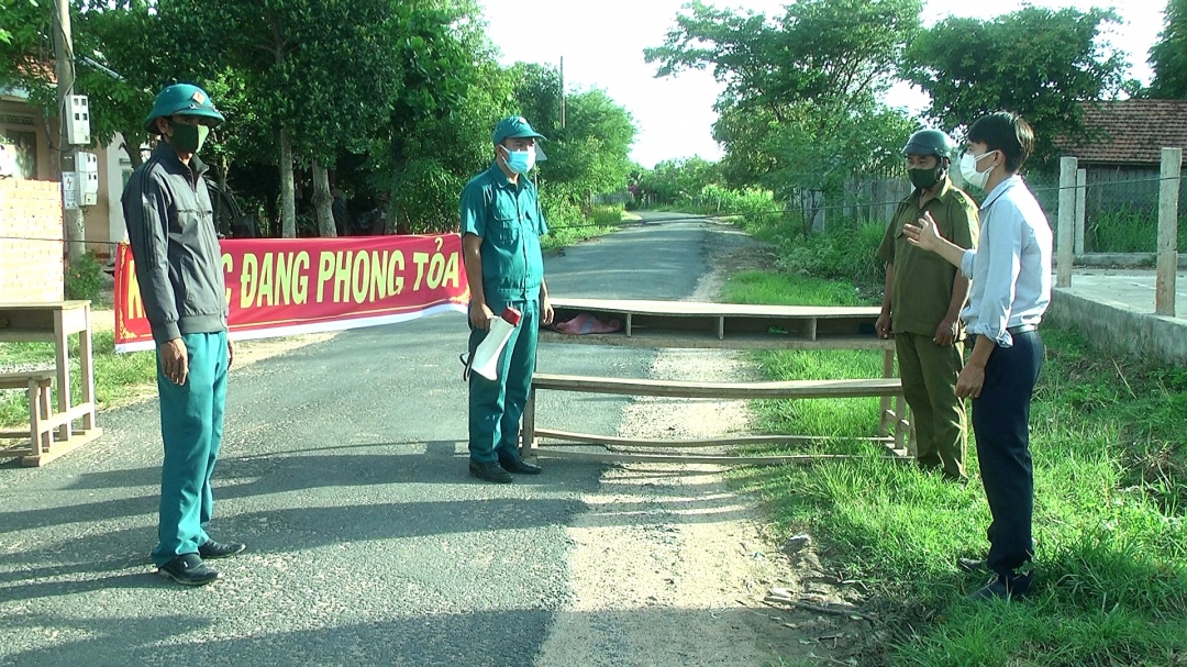 Chốt kiểm soát dịch khu vực phong tỏa tại xóm 5, thôn Đoàn kết 1 (xã Ea Tih).