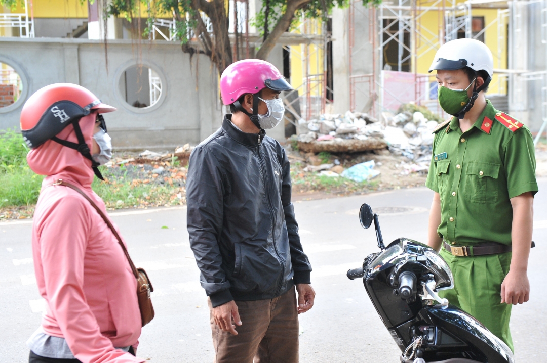 Công an phường Thành Công tuyên truyền, nhắc nhở người dân chỉ ra đường khi có việc cần thiết. 