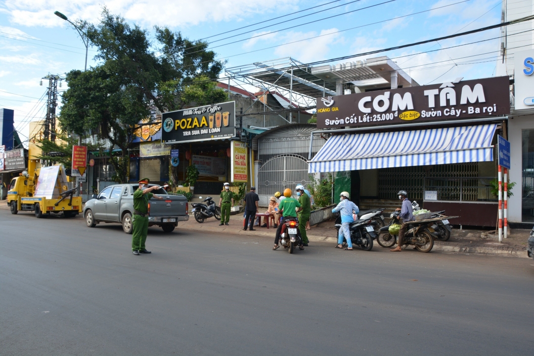 Công an phường Ea Tam trong ngày đầu ra quân xử lý các trường hợp vi phạm giãn cách xã hội theo Chỉ thị 16 của Thủ tướng Chính phủ.