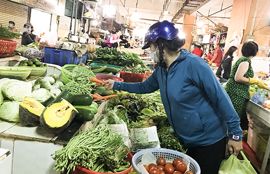 Người dân mua thực phẩm tại chợ Trung tâm Buôn Ma Thuột