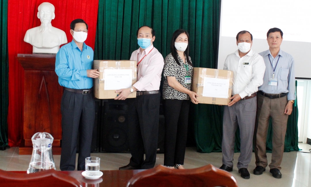Đại diện LĐLĐ tỉnh và Công đoàn ngành y tế trao tặng găng tay và khẩu trang y tế cho Bệnh viện Đa khoa vùng Tây Nguyên. 
