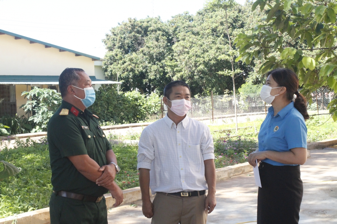 Đại diện LĐLĐ tỉnh thăm và động viên lực lượng tuyến đầu ở Khu cách ly Trường Cao đẳng nghề Tây Nguyên. 