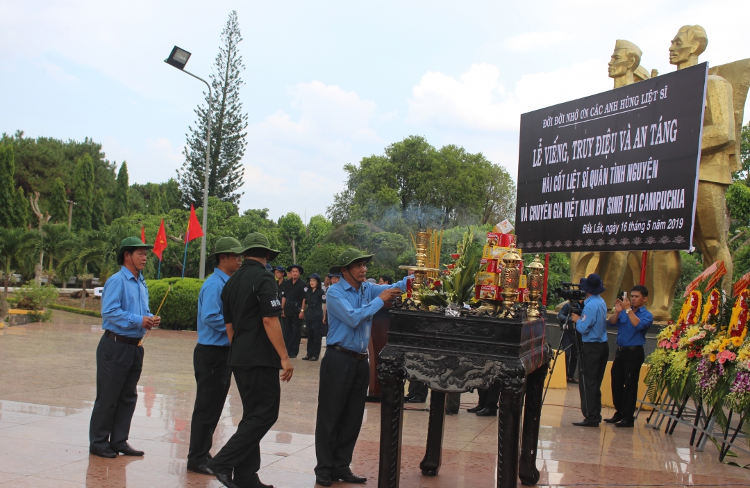  Cán bộ,  chiến sĩ  Đội K51  thắp hương tri ân  các  Anh hùng liệt sĩ. 