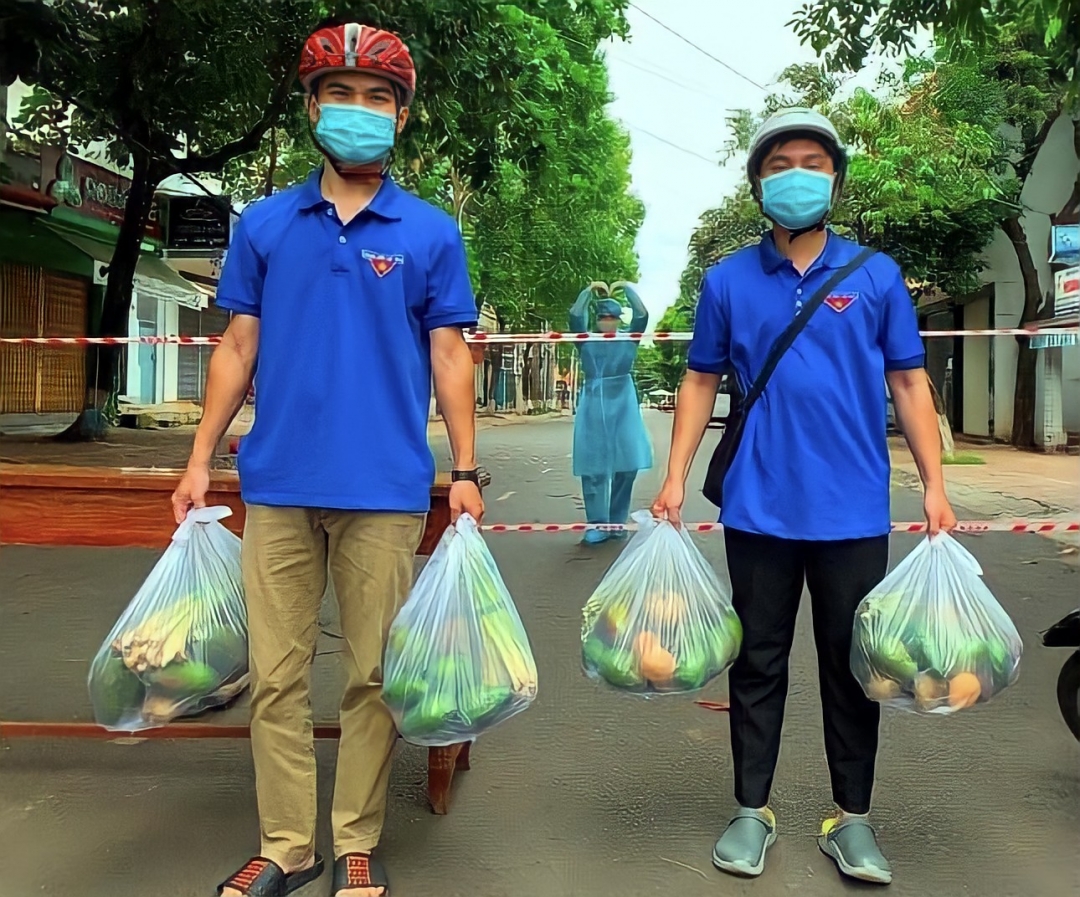 Đoàn thanh niên phường Thắng Lợi hỗ trợ giao thực phẩm cho các hộ dân trong khu vực phong tỏa