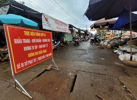 Chợ Ea Tam bố trí một lối đi chính để kiểm soát, phân luồng ngươì dân đến chợ