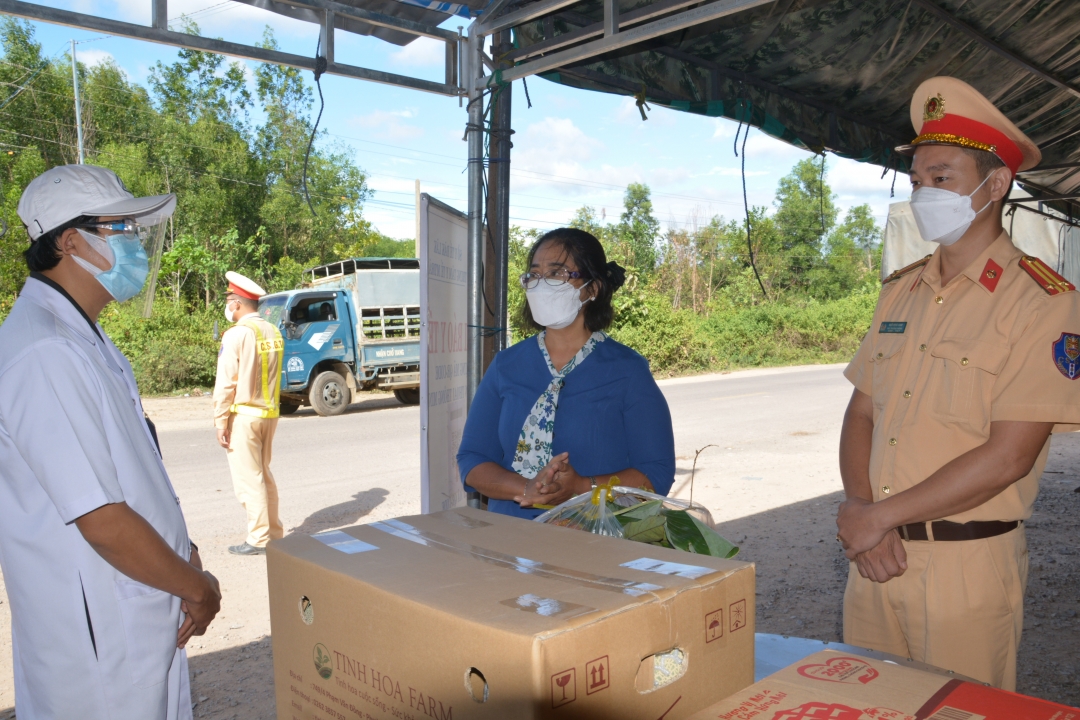 Trưởng Ban Dân vận Tỉnh ủy, Chủ tịch Ủy ban MTTQ Việt Nam tỉnh H’Kim Hoa Byă  (giữa) thăm hỏi lực lượng làm nhiệm vụ tại chốt Ea Trang.