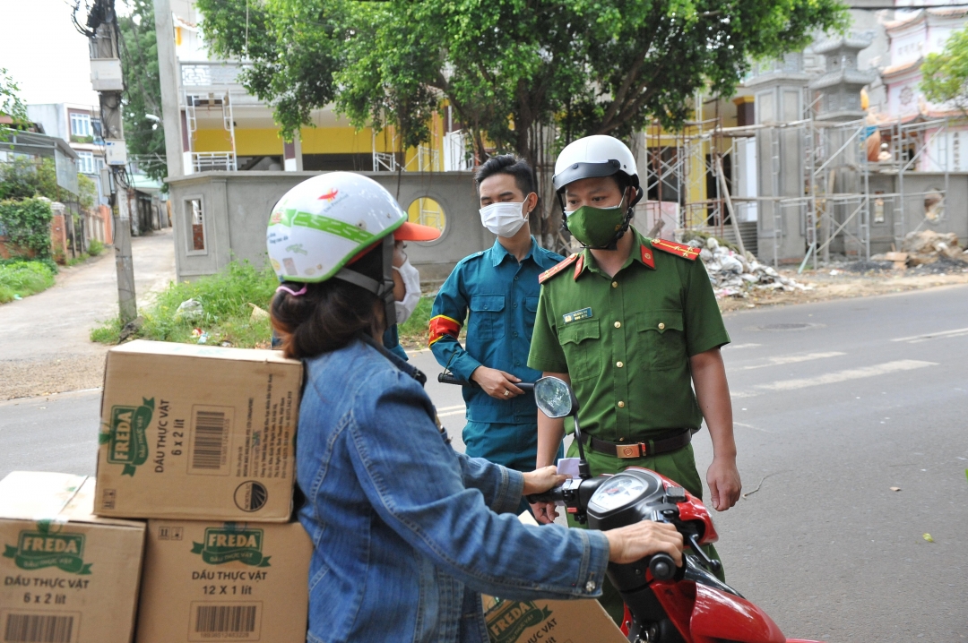 Lực lượng chức năng kiểm soát chặt chẽ lý do ra đường của người dân