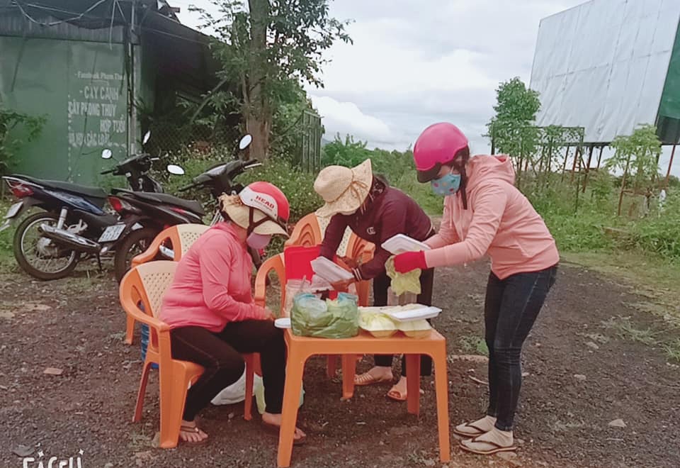 Những suất ăn làm ấm lòng người trên đường về quê