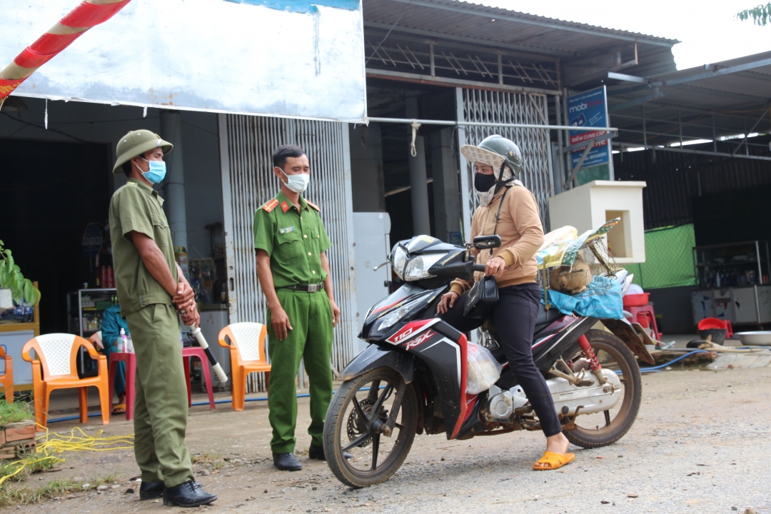 Lực lượng chức năng đang làm nhiệm vụ tại chốt kiểm soát phòng, chống dịch COVID-19 qua địa bàn xã Nam Ka. 